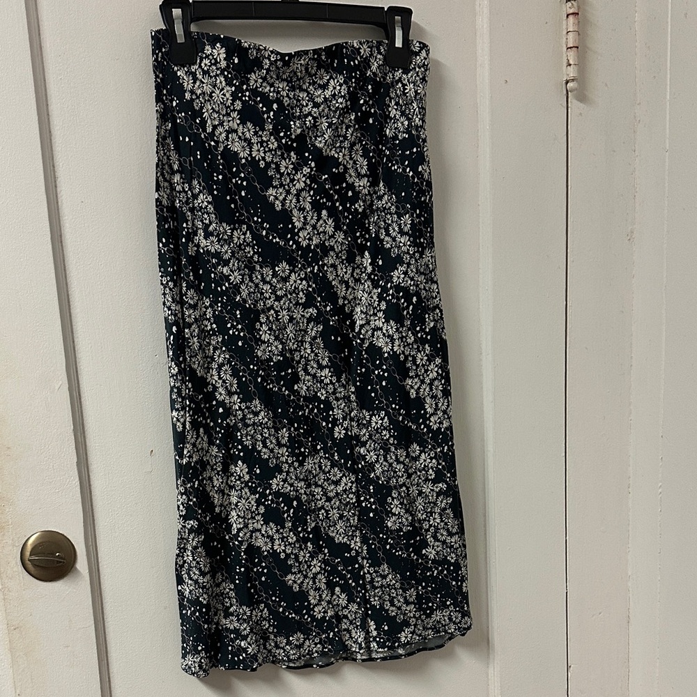 Victoria's Secret Black and White Floral Pencil Skirt